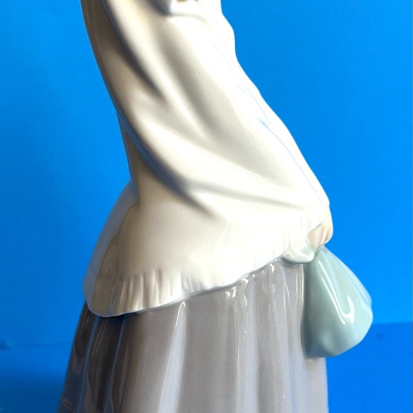 Vintage Nao by Ladro Peasant Girl Wearing A Shawl Holding A Bundle from Spain - Picture 3 of 9